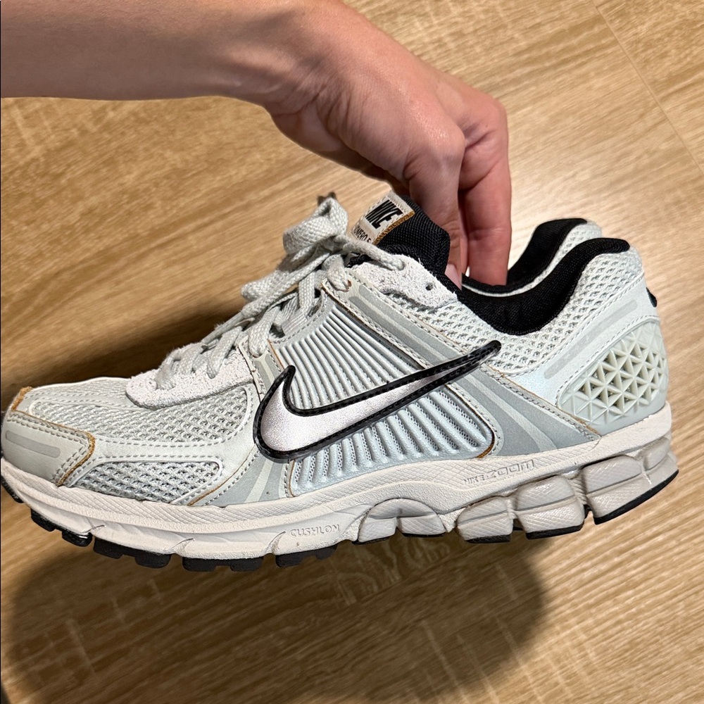 Nike Cream and Black Running Shoes - Picture 4 of 4